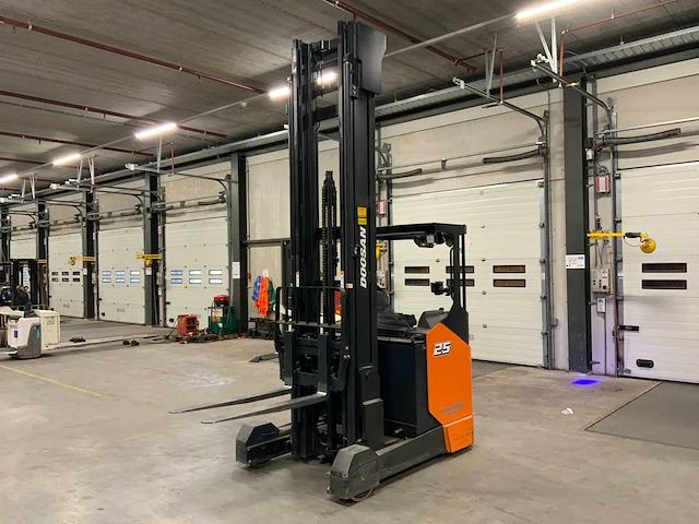 2022 doosan rb25jw-9 reach truck - afbeelding 1 van  55