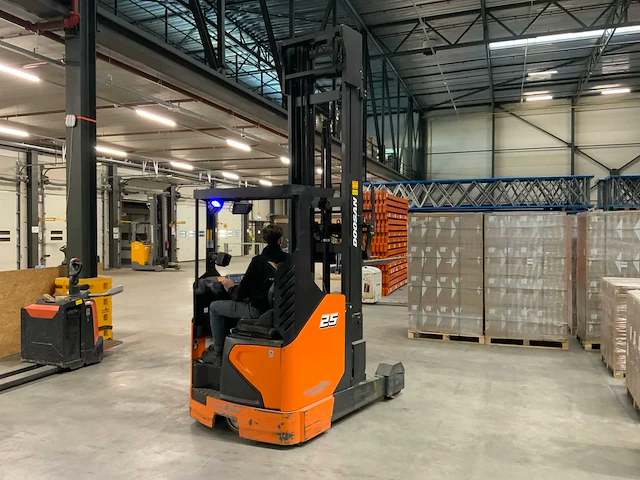 2022 doosan rb25jw-9 reach truck - afbeelding 21 van  55