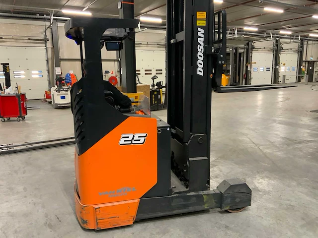2022 doosan rb25jw-9 reach truck - afbeelding 27 van  55