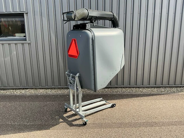 2022 egholm 22 got grascontainer met bladzuigslang - afbeelding 16 van  17