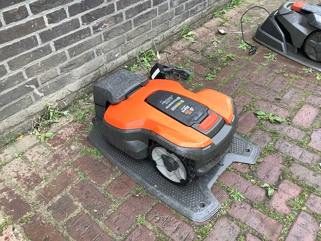2022 husqvarna 305 robotmaaier - afbeelding 2 van  5