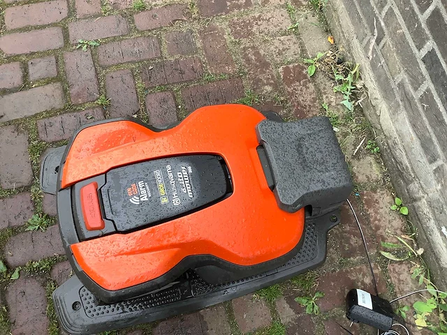 2022 husqvarna 305 robotmaaier - afbeelding 3 van  5