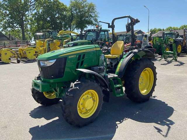 2022 john deere 5050e vierwielaangedreven landbouwtractor - afbeelding 1 van  22