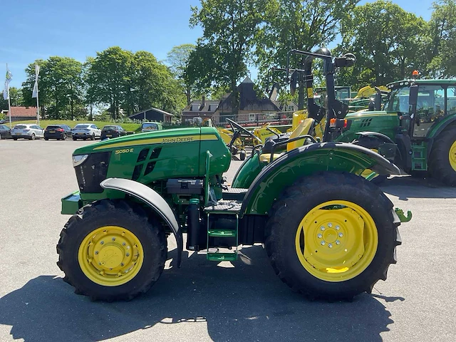 2022 john deere 5050e vierwielaangedreven landbouwtractor - afbeelding 12 van  22