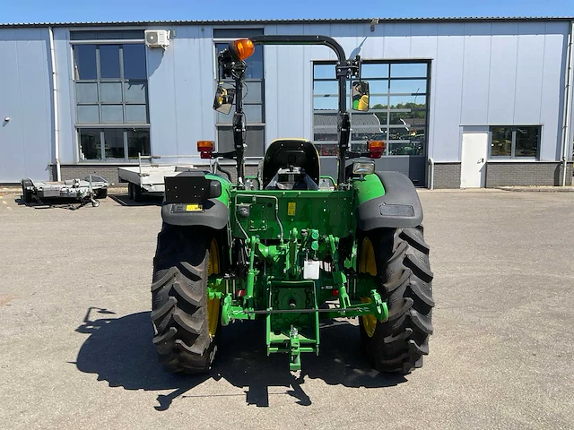 2022 john deere 5050e vierwielaangedreven landbouwtractor - afbeelding 17 van  22