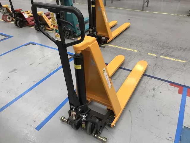 2022 manutan high lift hand hydraulische palletwagen - afbeelding 6 van  6