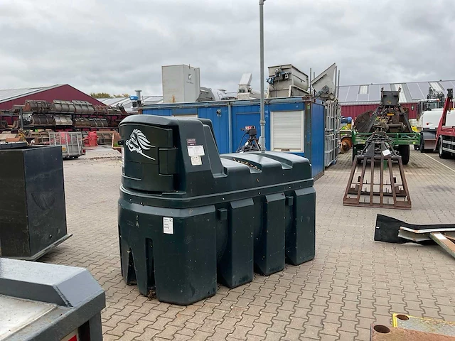 2022 titan 2500 l horizontale brandstof opslagtank - afbeelding 1 van  8