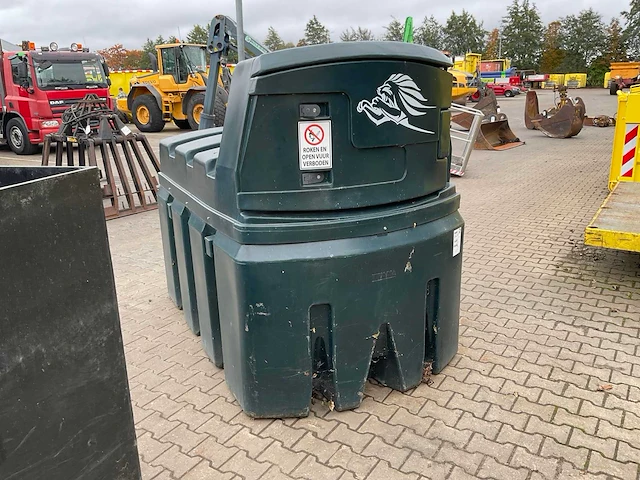 2022 titan 2500 l horizontale brandstof opslagtank - afbeelding 2 van  8