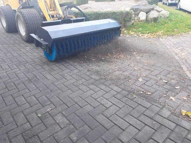2023 - wolverine - 72 inch angel schrankbezem veegmachine - 2023 rolbezem voor schranklader / skidsteer - afbeelding 2 van  22