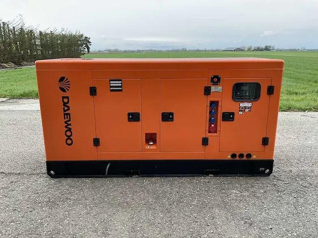 2023 daewoo dagfs-100 kva noodstroomaggregaat - afbeelding 1 van  15