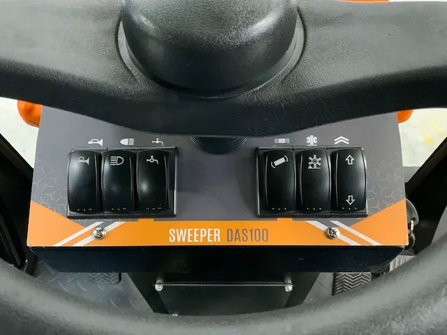 2023 daewoo das100 cabine veegmachine - afbeelding 13 van  26
