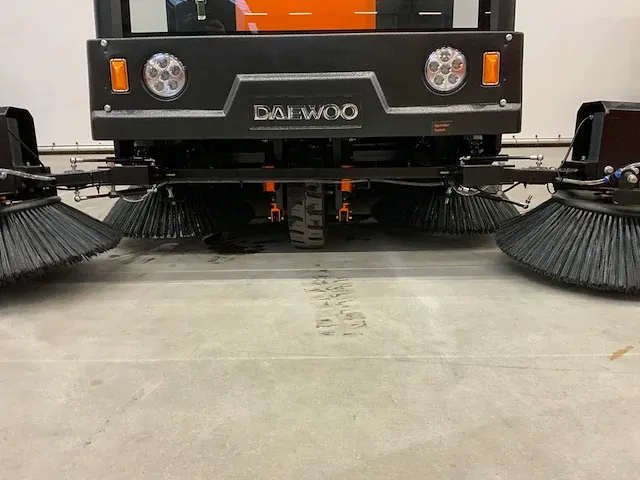 2023 daewoo das100 cabine veegmachine - afbeelding 26 van  26