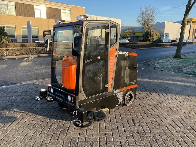 2023 daewoo das100 veegmachine met cabine - afbeelding 1 van  40
