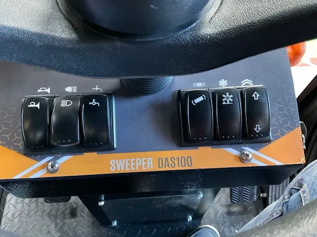 2023 daewoo das100 veegmachine met cabine - afbeelding 13 van  40