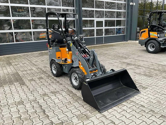 2023 giant g1200 shovel + bak - afbeelding 10 van  14