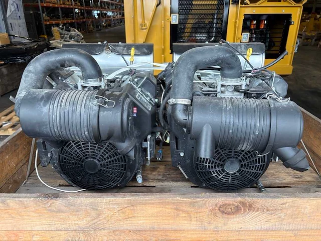 2023 kohler ech740-3059 motor (2x) - afbeelding 1 van  4