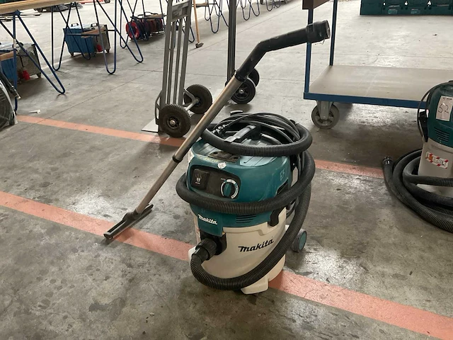 2023 makita vc3012l industriële stofzuiger - afbeelding 1 van  5