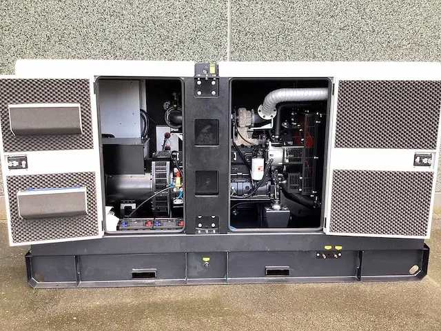 2023 nidec cummins 110kva stroomgenerator - afbeelding 17 van  19