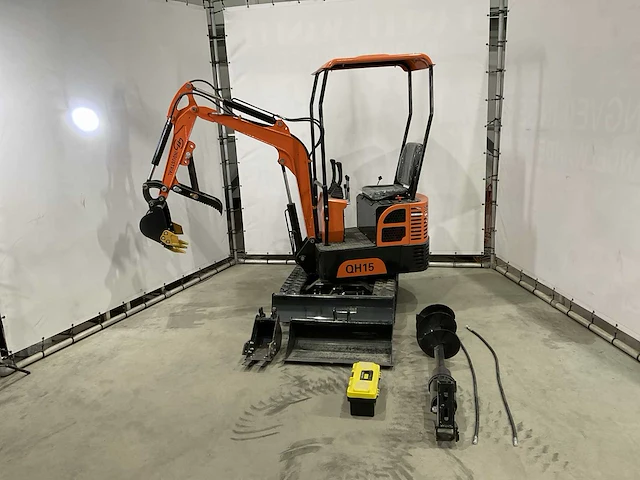 2023 qh-15 graafmachine met hydraulische grondboor en extra bakken - afbeelding 1 van  18