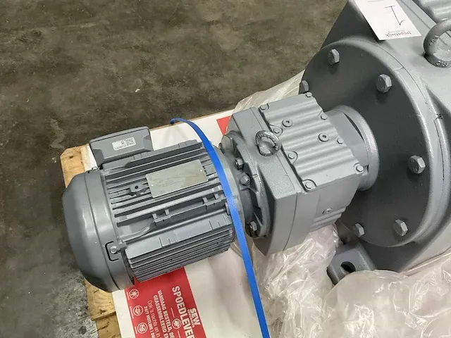 2023 sew-eurodrive r137 r77 drn100ls4 elektromotor met vertragingskast “ongebruikt” - afbeelding 6 van  19