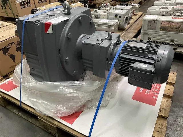 2023 sew-eurodrive r137 r77 drn100ls4 elektromotor met vertragingskast “ongebruikt” - afbeelding 17 van  19