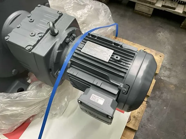2023 sew-eurodrive r137 r77 drn100ls4 elektromotor met vertragingskast “ongebruikt” - afbeelding 18 van  19