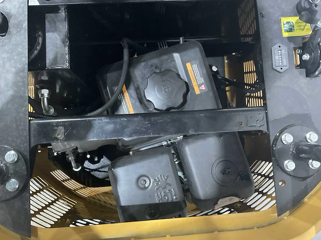 2024 agt h12r graafmachine met hydraulische grondboor en extra bakken; type motor r420 - afbeelding 5 van  16