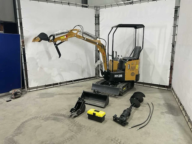 2024 agt h12r graafmachine met hydraulische grondboor en extra bakken; type motor r420 - afbeelding 1 van  16