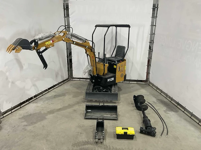 2024 agt h12r graafmachine met hydraulische grondboor en extra bakken; type motor r420 - afbeelding 9 van  16