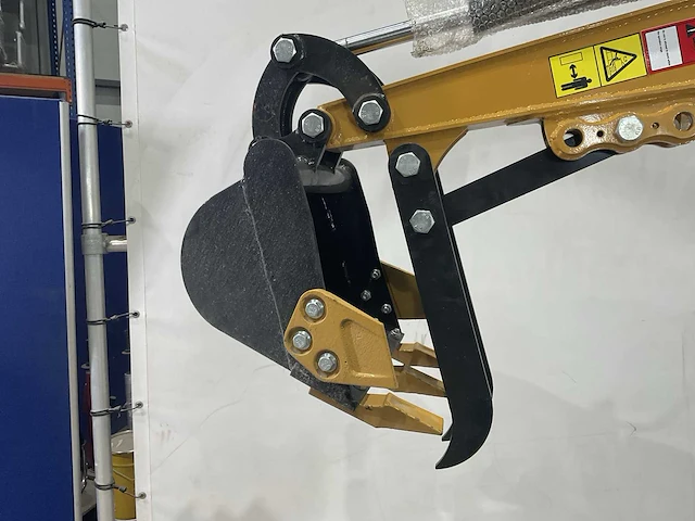 2024 agt h12r graafmachine met hydraulische grondboor en extra bakken; type motor r420 - afbeelding 16 van  16