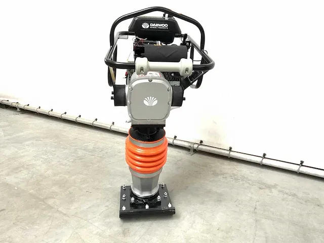 2024 daewoo darm80 - trilplaat - vibratie stamper 6.5pk - afbeelding 2 van  10