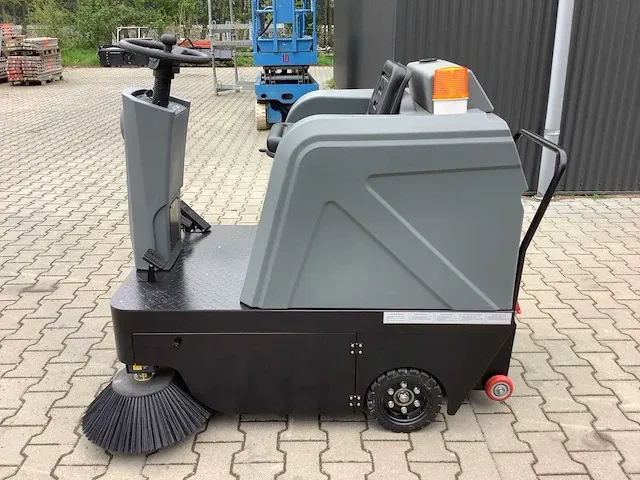 2024 field zelfrijdende opzit veegmachine - afbeelding 19 van  21