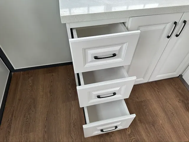 2024 mobiele woonunit / tiny house met twee slaapkamers en keuken op aanhanger - afbeelding 28 van  70