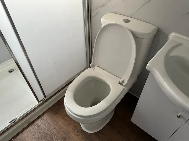 2024 mobiele woonunit / tiny house met twee slaapkamers en keuken op aanhanger - afbeelding 49 van  70
