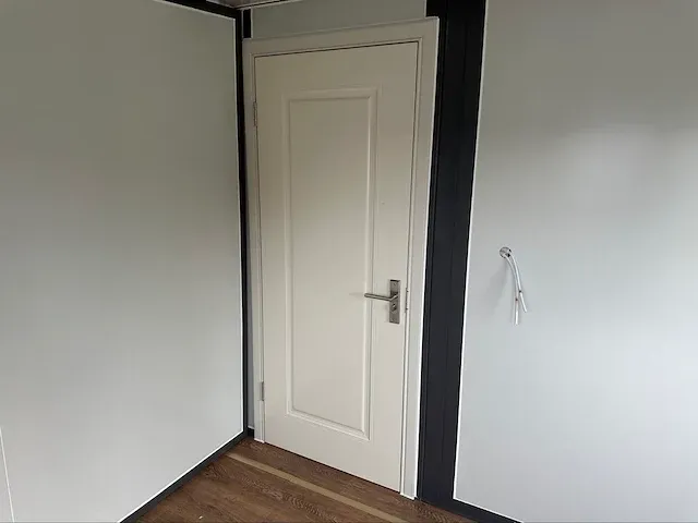 2024 mobiele woonunit / tiny house met twee slaapkamers en keuken steen motief antraciet - afbeelding 30 van  64