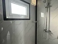 2024 mobiele woonunit / tiny house met twee slaapkamers en keuken steen motief antraciet - afbeelding 41 van  64