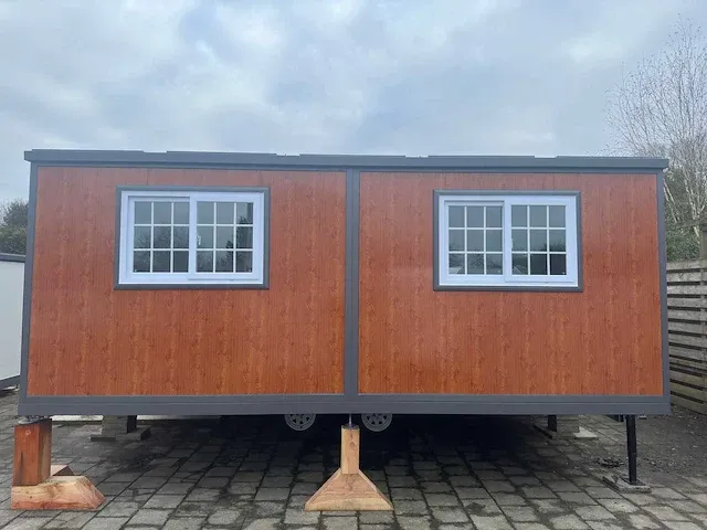 2024 mobiele woonunit / tiny house met twee slaapkamers en keuken steen motief antraciet - afbeelding 56 van  64