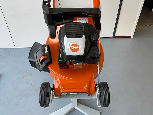 2024 stihl rm 253 t grasmaaier - afbeelding 2 van  7