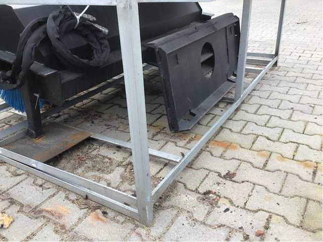 2025 - easy-going - 72 inch angel schrankbezem veegmachine - rolbezem voor schranklader / skidsteer - afbeelding 19 van  22