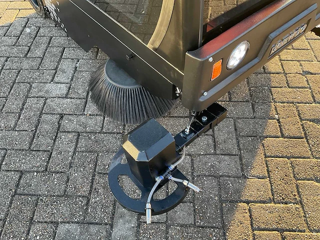 2025 daewoo das 100 dichte veegmachine - afbeelding 13 van  16