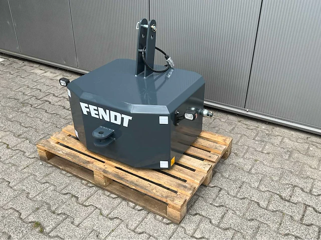 2025 fendt stalen frontgewicht met verlichting - afbeelding 1 van  9