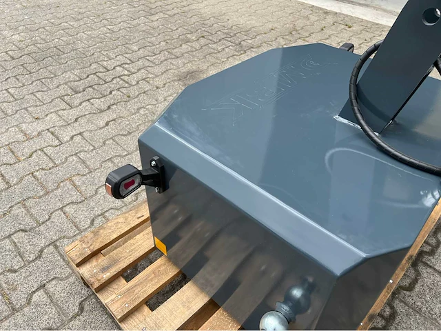 2025 fendt stalen frontgewicht met verlichting - afbeelding 4 van  9