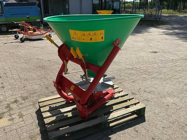 2025 grass rol n 056 kunstmeststrooier - afbeelding 1 van  6