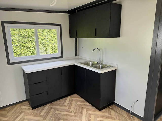 2025 mobiele woonunit / tiny house met twee slaapkamers en keuken op aanhanger - afbeelding 44 van  75