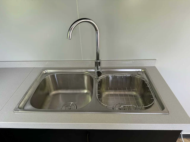 2025 mobiele woonunit / tiny house met twee slaapkamers en keuken op aanhanger - afbeelding 58 van  75