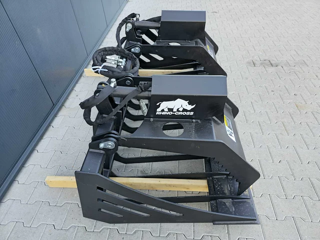 2025 rhino-cross 72 inch rock grapple bucket ten behoeve van schranklader - afbeelding 8 van  11