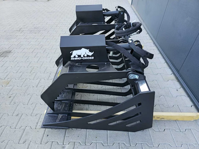 2025 rhino-cross 72 inch rock grapple bucket ten behoeve van schranklader - afbeelding 9 van  11