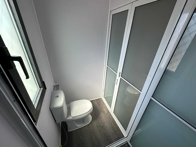 2025 rhino-cross-containers 1 deur en 3 ramen zwart 40ft hq/12 m - containerwoning / container office unit - afbeelding 19 van  35