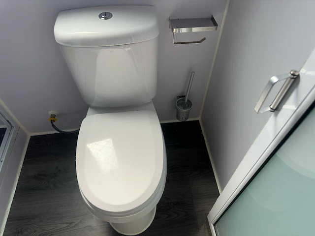 2025 rhino-cross-containers 1 deur en 3 ramen zwart 40ft hq/12 m - containerwoning / container office unit - afbeelding 16 van  35