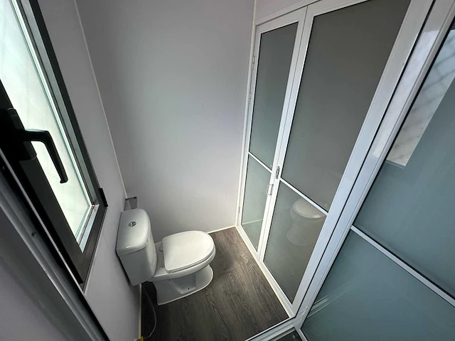 2025 rhino-cross-containers 1 deur en 3 ramen zwart 40ft hq/12 m - containerwoning / container office unit - afbeelding 19 van  35